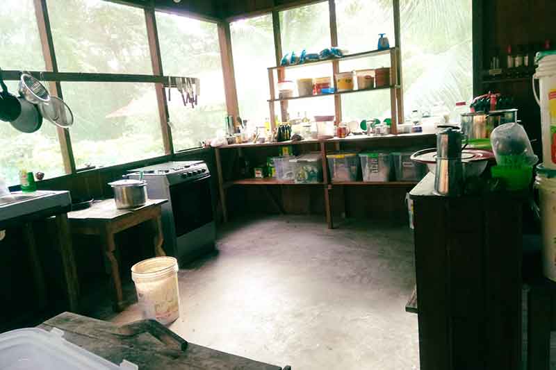 Küche im Hostel im Regenwald in Peru