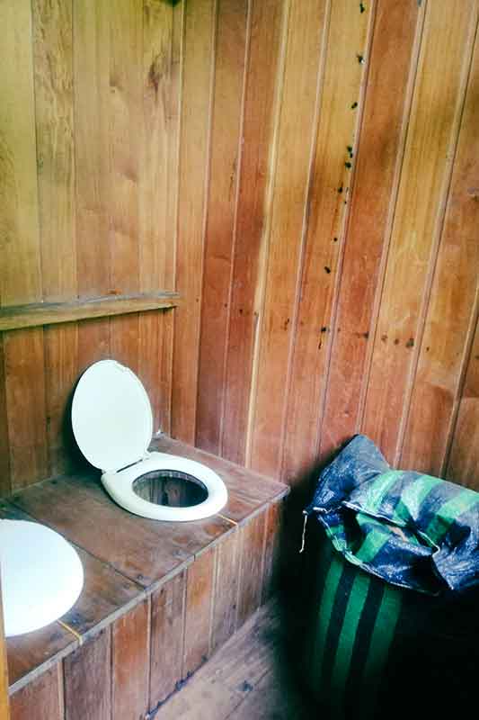 Toilette im Regenwald in Peru