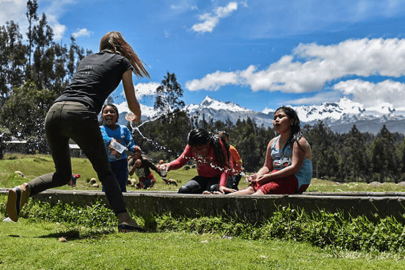 Freiwillige spielt mit peruanische Kindern