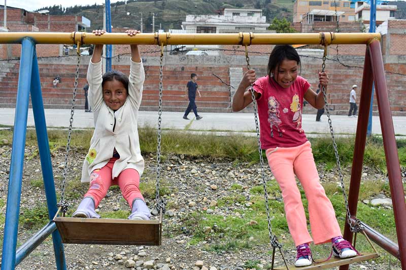 peruanische Kinder spielen in Cusco