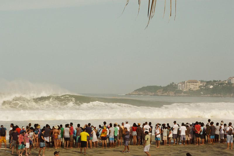 Menschen schauen sich Surf Contest an