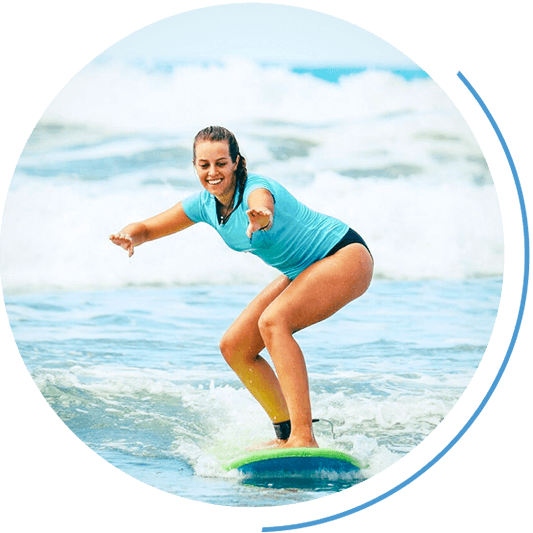 Frau auf Surfboard