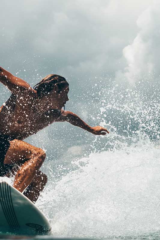 Surferin reitet Welle in Costa Rica