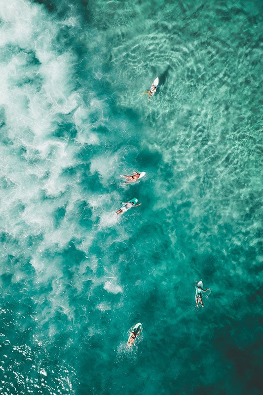 Surfer im Meer von oben aus der Drohnen Perspektive