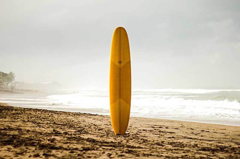 Surfbrett steht im Sand am Strand in Costa Rica