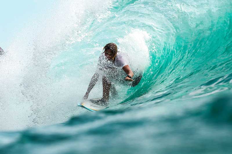 Surfer in der Welle in Costa Rica