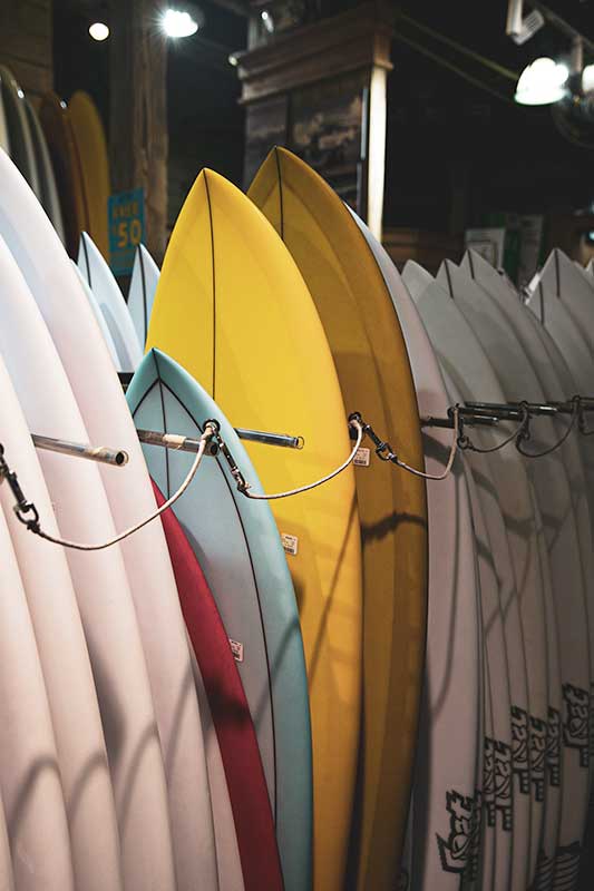 Surfbretter in verschiedenen Farben und Größen