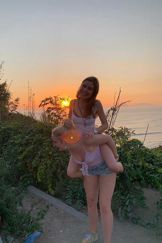 Tabita mit einer Freundin vor Sonnenuntergang