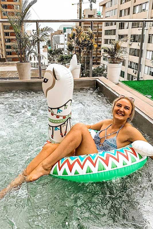 Tabita schwimmt im Pool auf einem Alpaka