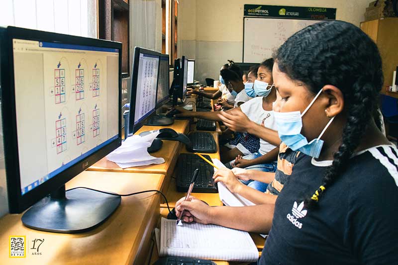 kolumbianische Kinder lernen Rechnen am Computer