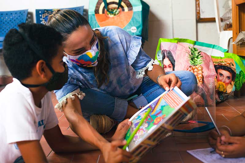 kolumbianisches Kind liest ein Buch