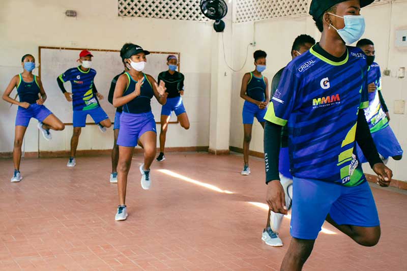 Jugendliche in Cartagena Kolumbien machen Sport