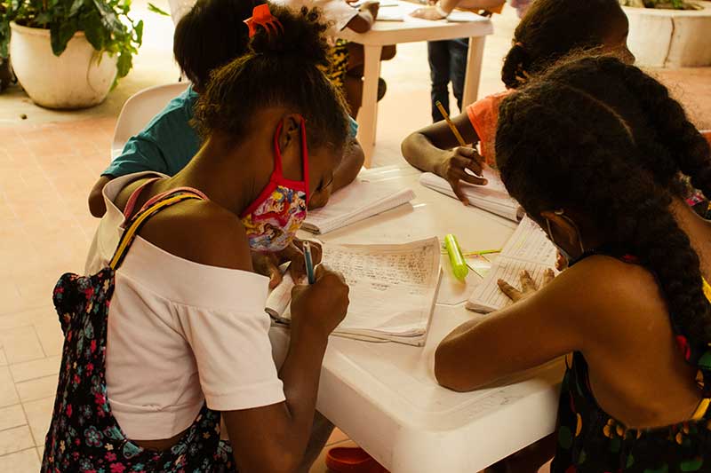 kleine Kinder rechnen in Cartagena in der Schule