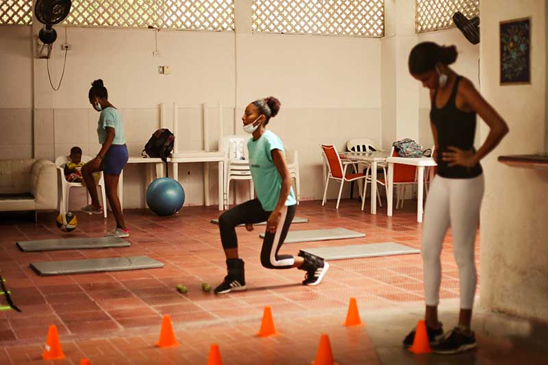 Kinder machen Sport in der Schule in Kolumbien