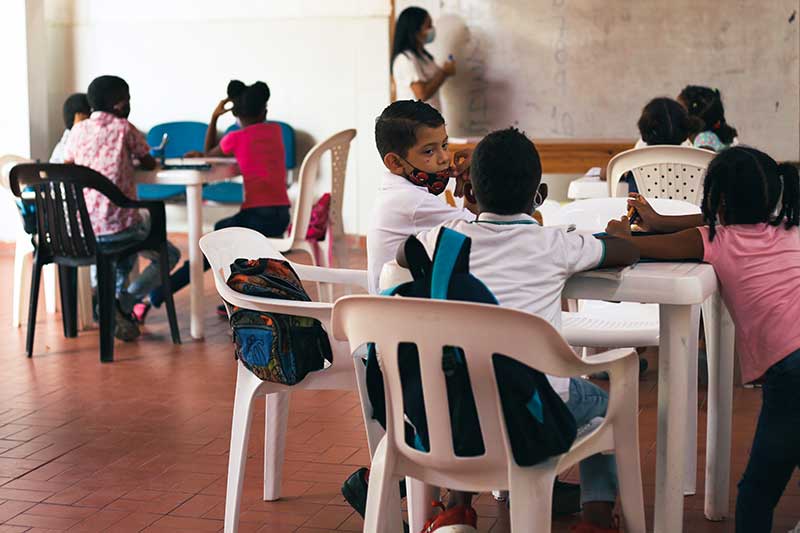 Kinder sitzen in der Schule in Kolumbien