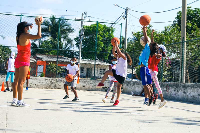Kinder spielen auf dem Hof mit Basketbällen in Cartagena Kolumbien