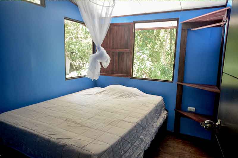 Unterkunft in Costa Rica im Dschungel Bett mit Fenster