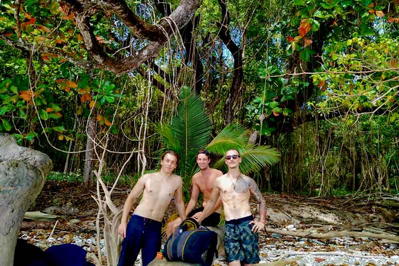 Gruppe Männer im Dschungel in Costa Rica