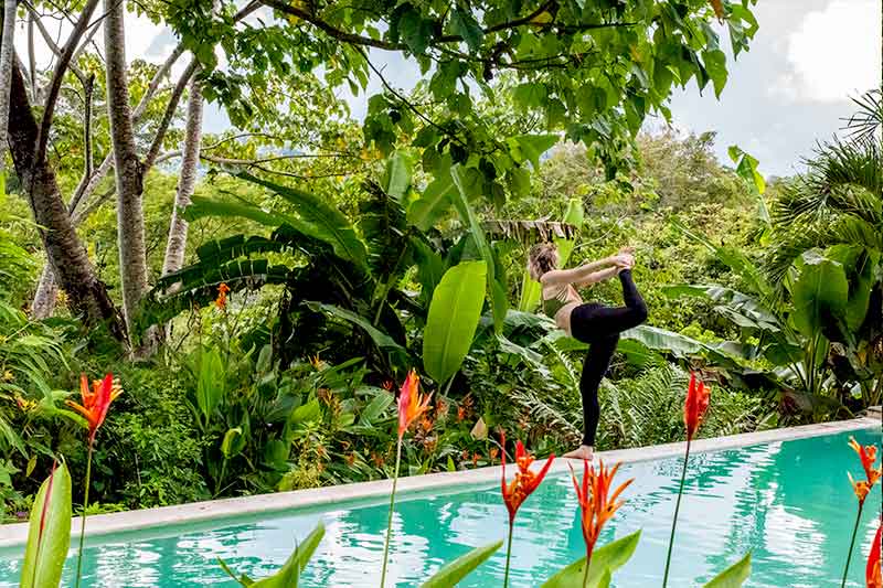 Frau mach Sport am Pool in Costa Rica im Hostel