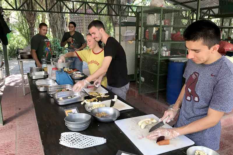 Freiwillige helfen beim Kochen im Dschungel in Costa Rica