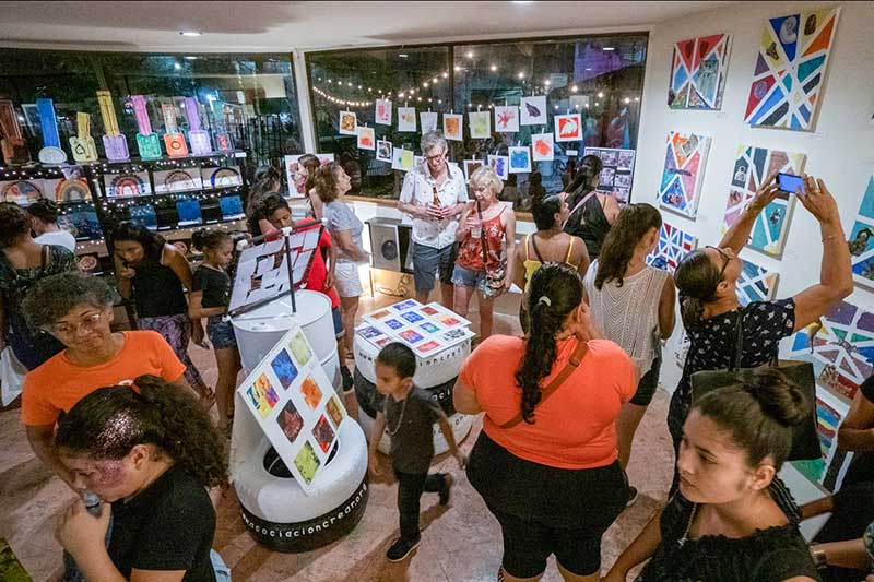 Freiwillige und Kinder schauen sich Kunst an in Costa Rica