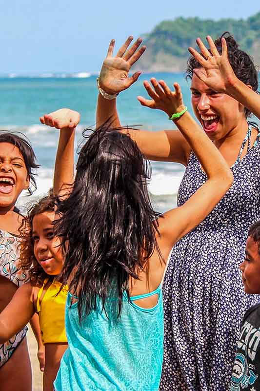 Freiwillige und Kinder klatschen ein in Costa Rica