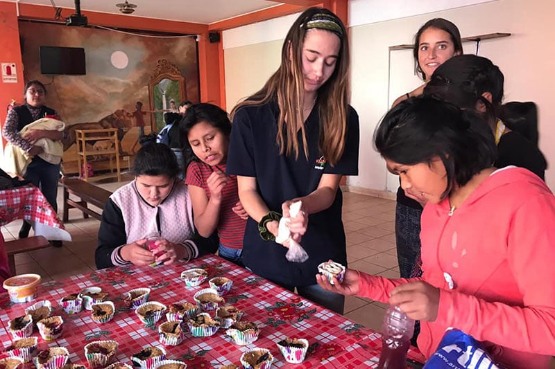 Freiwillige backen mit peruanischen Kindern
