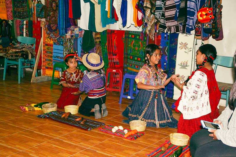 einheimische Kinder spielen im Youth Development Projekt in Antigua in Guatemala