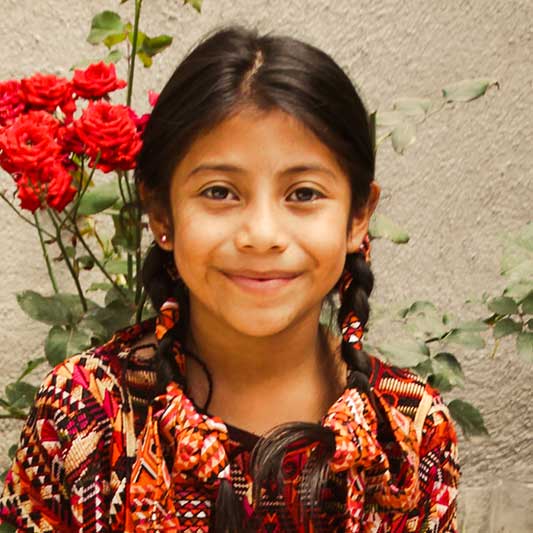 Einheimisches Mädchen lächelt in die Kamera im Youth Development Projekt in Antigua in Guatemala
