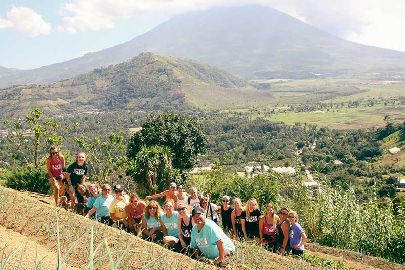 Freiwillige auf Berg in Antigua in Guatemala