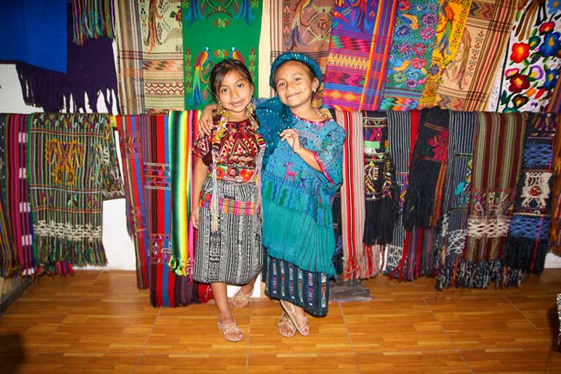 zwei Einheimische Mädchen lächeln in die Kamer im Youth Development Projekt in Antigua in Guatemala