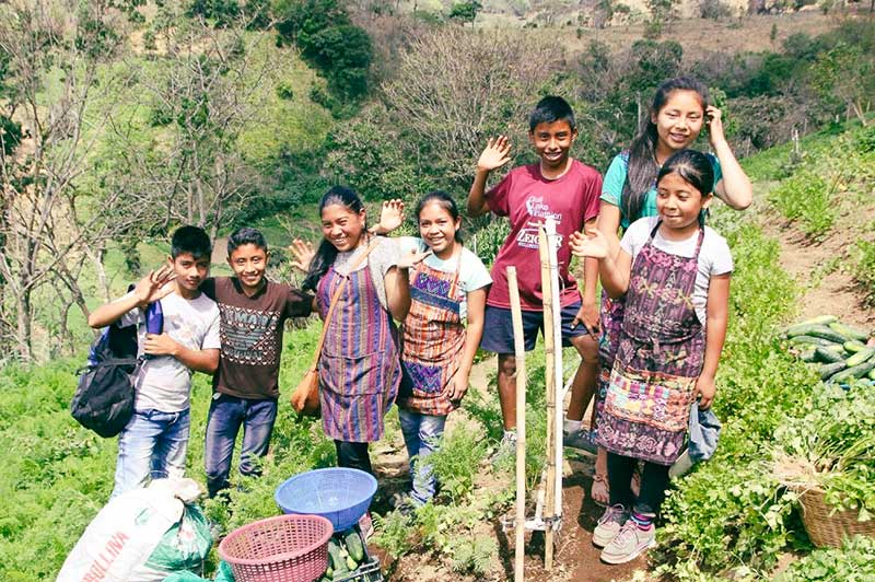 Kinder machen Gartenarbeit im Youth Development Projekt in Antigua in Guatemala